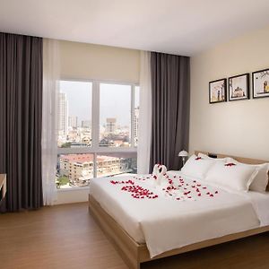 Deluxe One-Bedroom Apartment