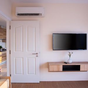 Deluxe One-Bedroom Apartment